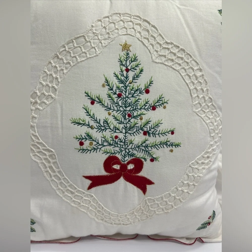 Embroidered Christmas Tree Pillow White Green Edging Lace Wreath Design Good Con
